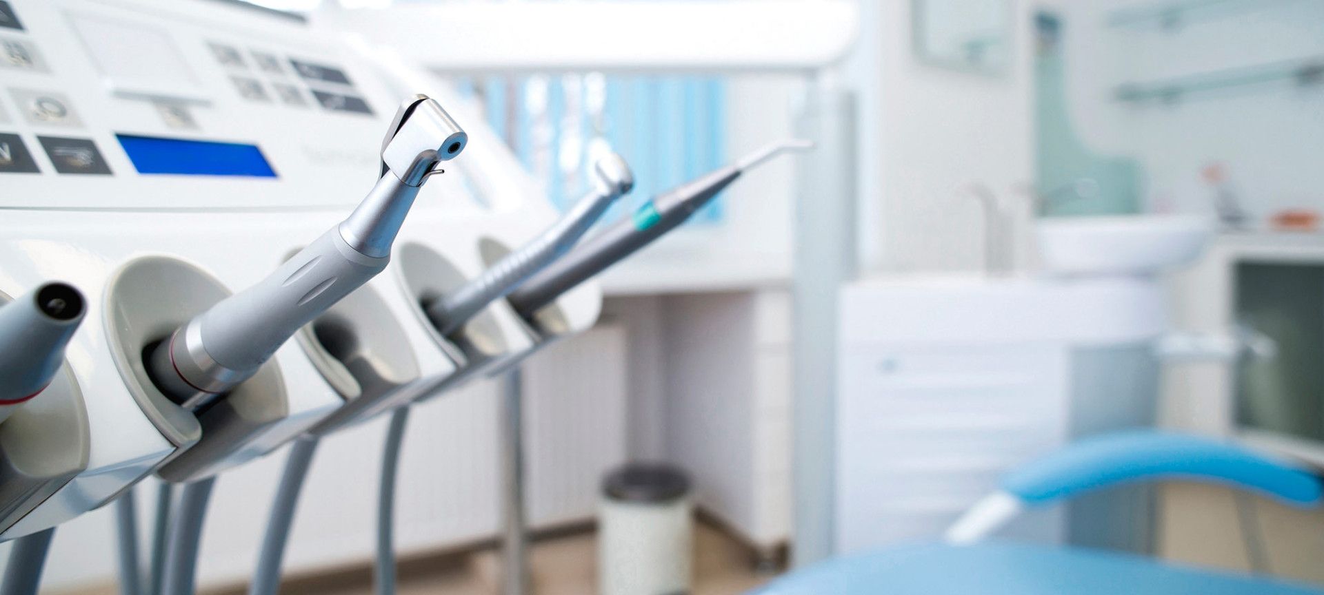 Zahnmedizinische Geräte befinden sich in der Halterung